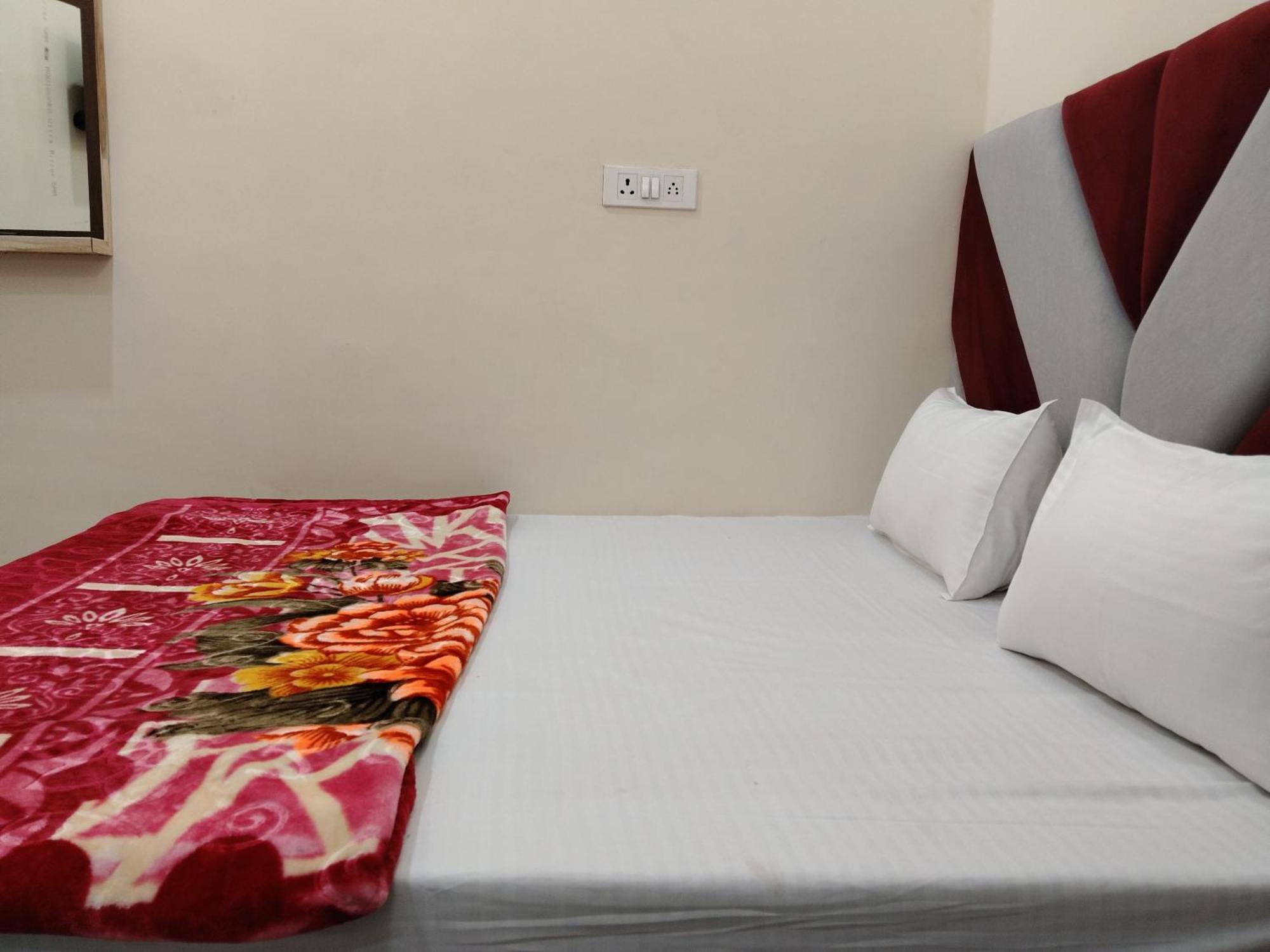 Rudraksha Hotel Varanasi Bagian luar foto