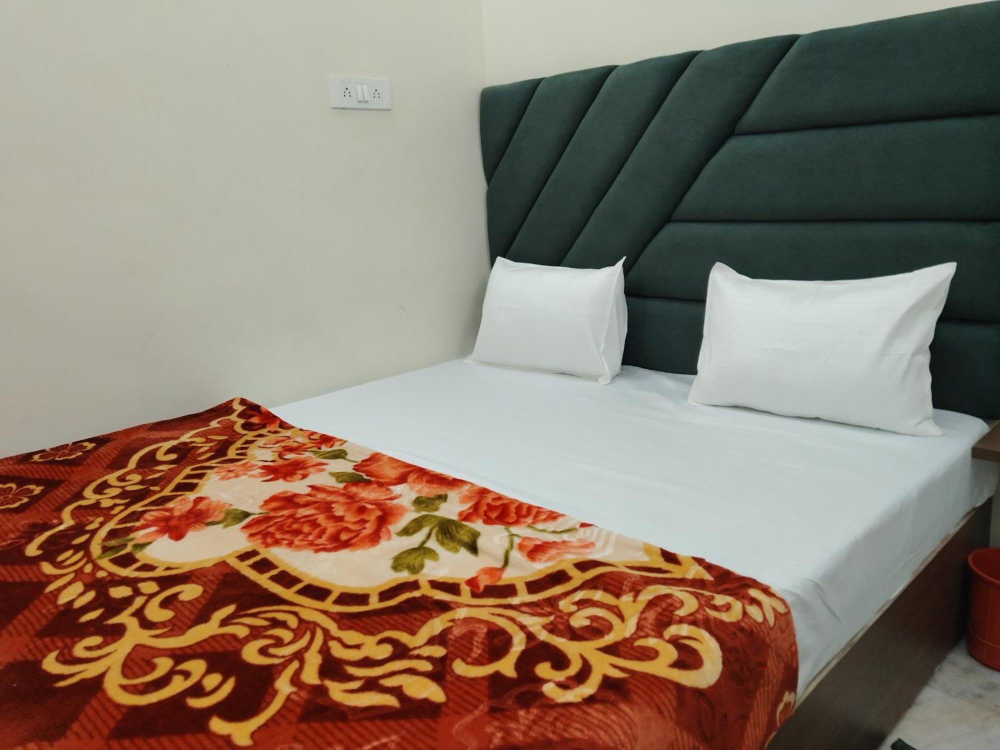 Rudraksha Hotel Varanasi Bagian luar foto