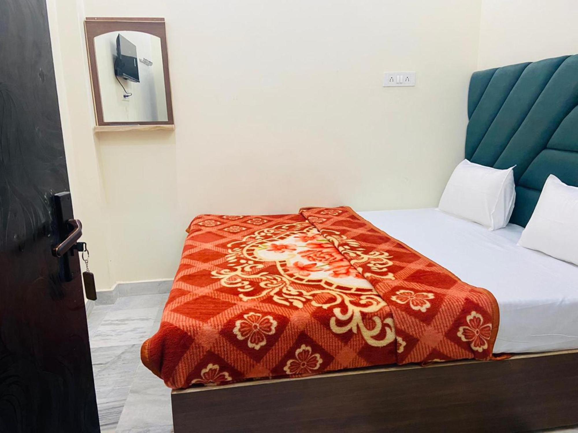 Rudraksha Hotel Varanasi Bagian luar foto